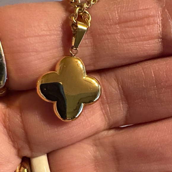 Elegant Gold Pendant Necklace - Picture 4 of 6